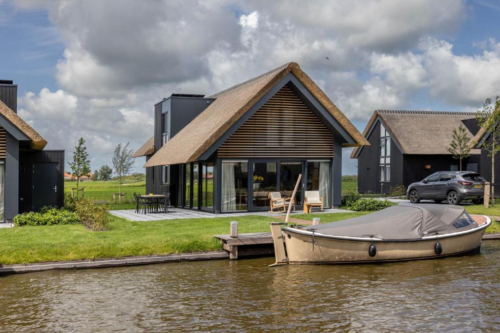 Sloep bij aan het water heeg vakantiehuizen