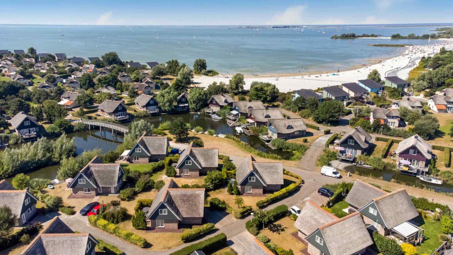 Makkum beach resort in friesland. Het vakantiepark van makkum!