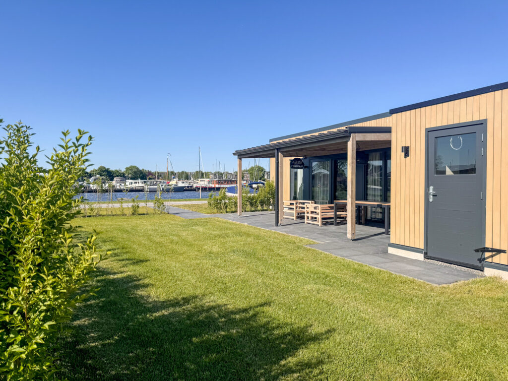 docklodge 36 4 personen in delfstrahuizen op friese meren achterkant