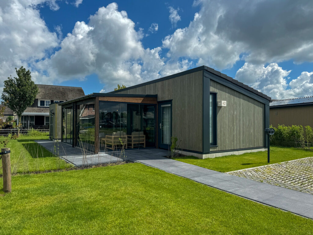 docklodge 42 4 personen in delfstrahuizen op friese meren achterkant