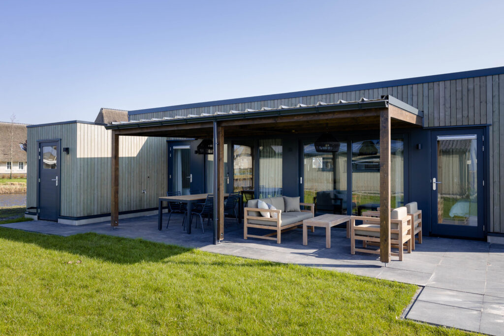 friese meren villas in delfstrahuizen docklodge 44 achterkant