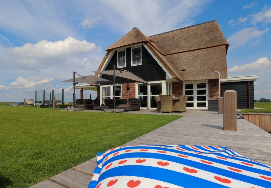 premium xl watervilla in delfstrahuizen op de friese meren villas voorkant