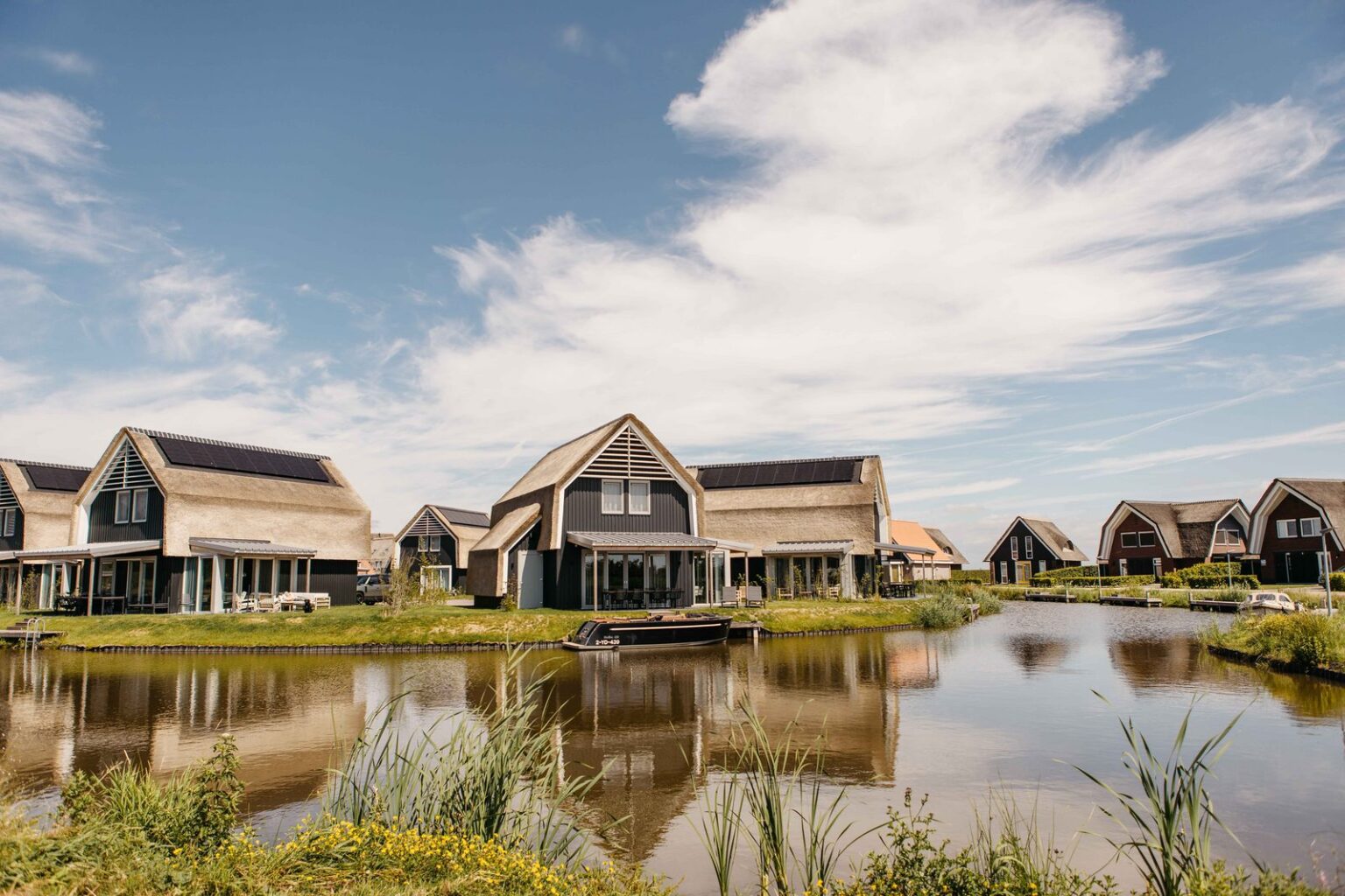 pharshoeke in heeg watervilla buitenzijde met sauna vooraanzicht