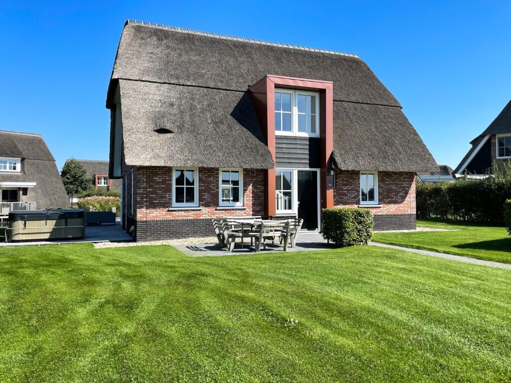 watervilla met jacuzzi in delfstrahuizen op de friese meren villas voorkant