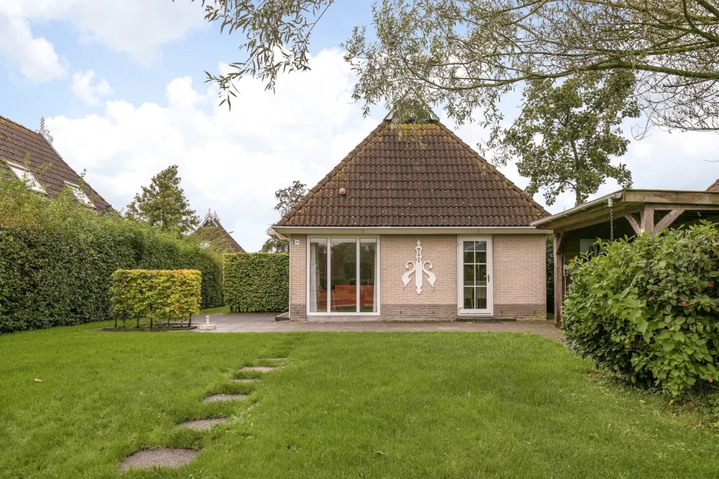 wellness wiidbungalow 8 8 personen in earnewald op vakantiepark it wiid achterkant