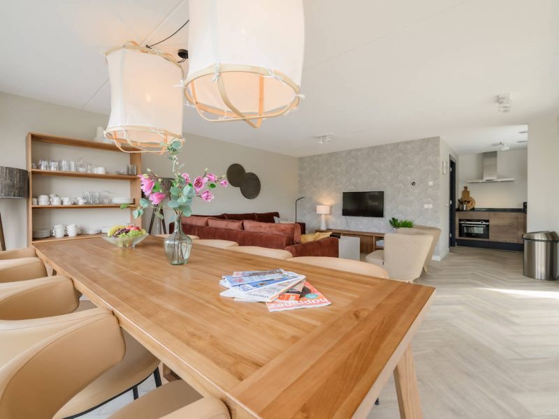 aan het water in heeg woonkamer