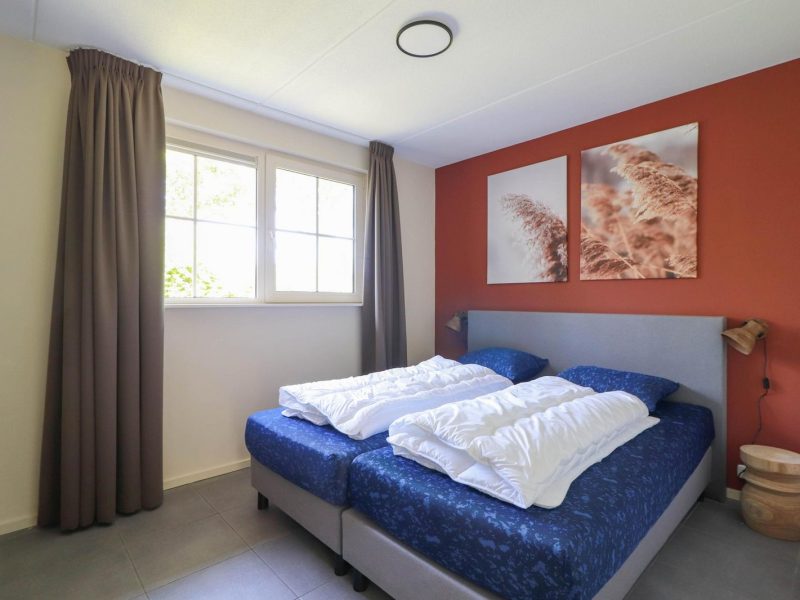 makkum beach resorts in makkum beachvilla royaal slaapkamer