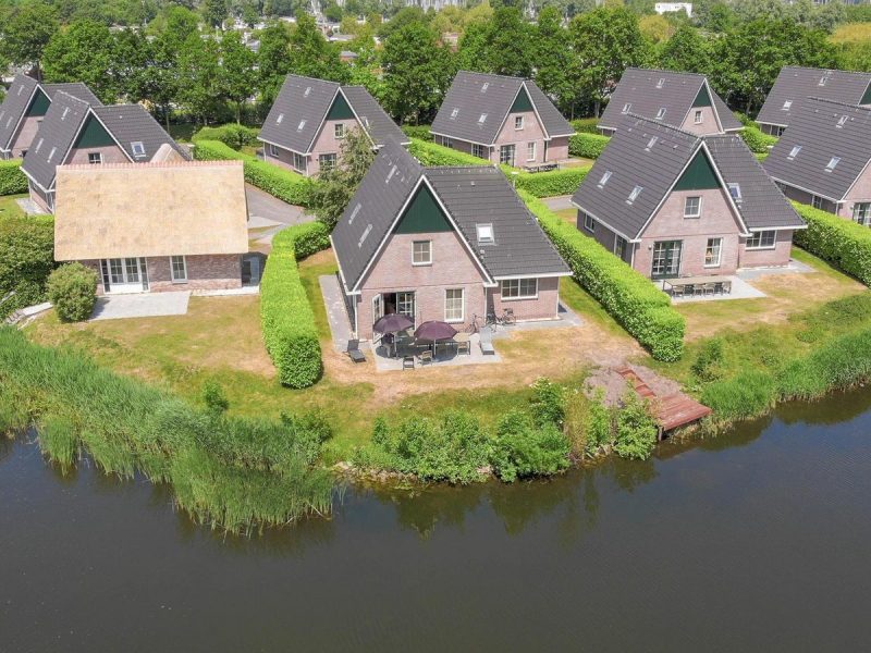 beachvilla royaal sauna 10 personen in makkum op makkum beach resort achterkant