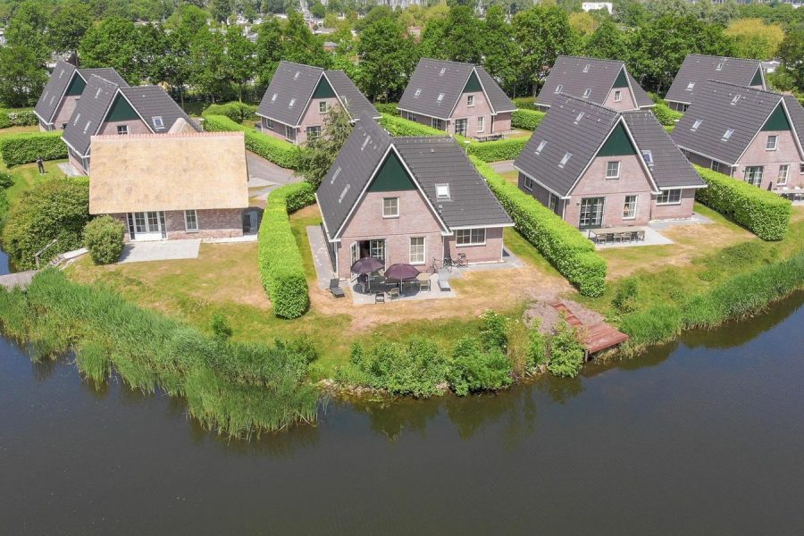 beachvilla royaal sauna 10 personen in makkum op makkum beach resort achterkant