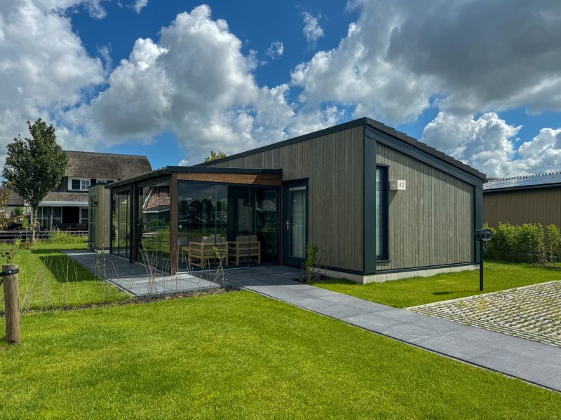 docklodge 42 4 personen in delfstrahuizen op friese meren achterkant