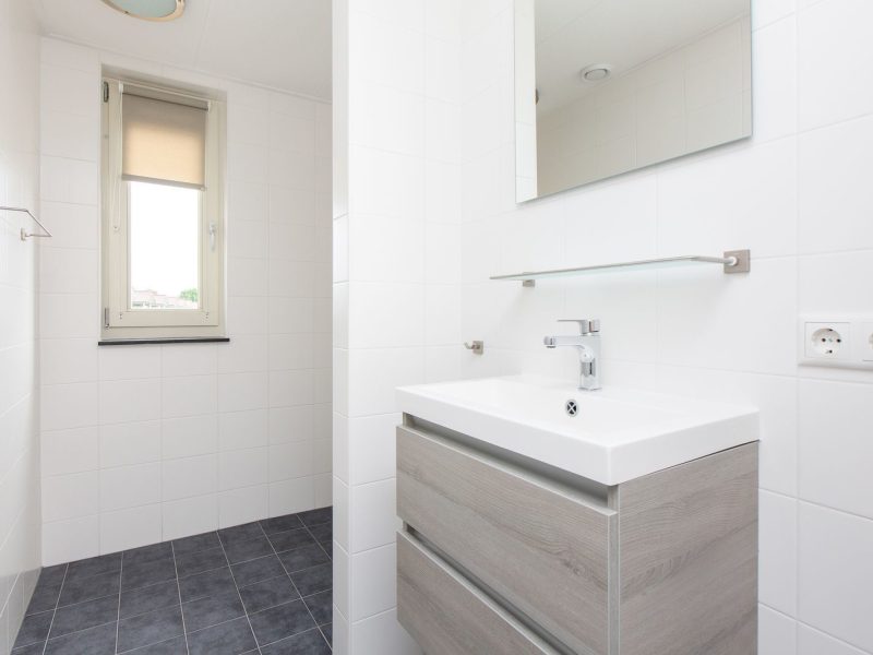 eneva 4 personen in akkrum op tusken de marren badkamer