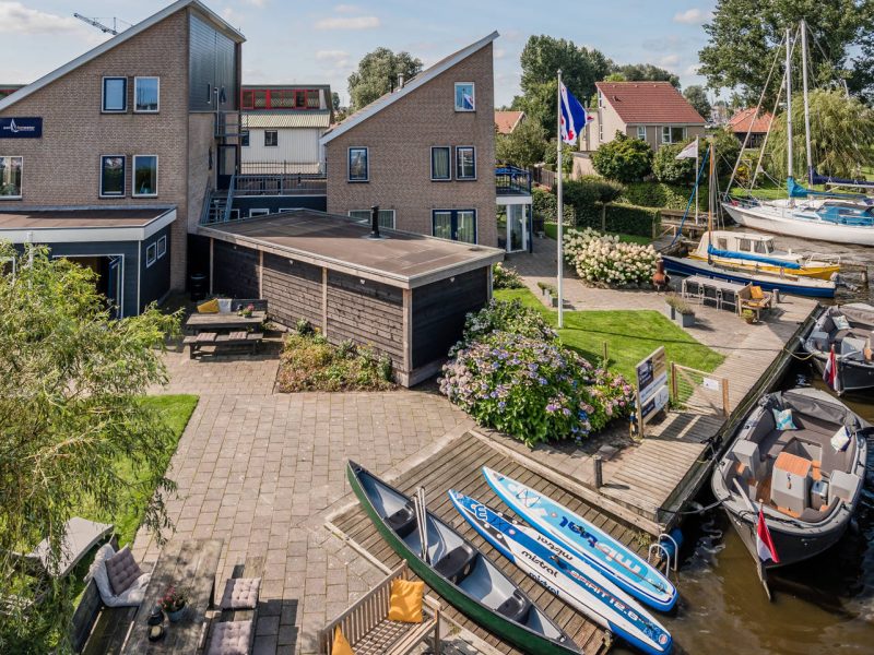 familiehuis aan het water in heeg op vakantiepark aan het water achterkant