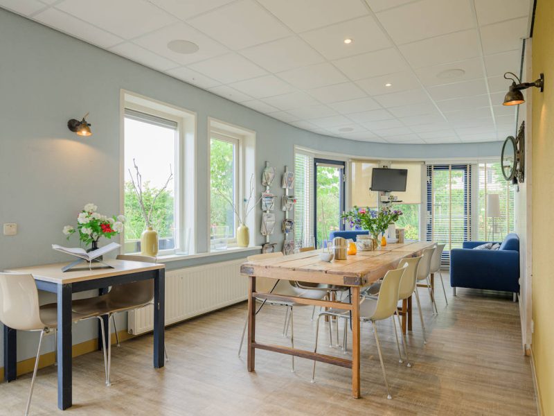 familiehuis aan het water in heeg op vakantiepark aan het water keukentafel