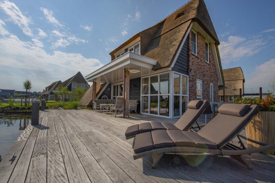 friese meren villas in delfstrahuizen luxe watervilla 8 personen achterkant