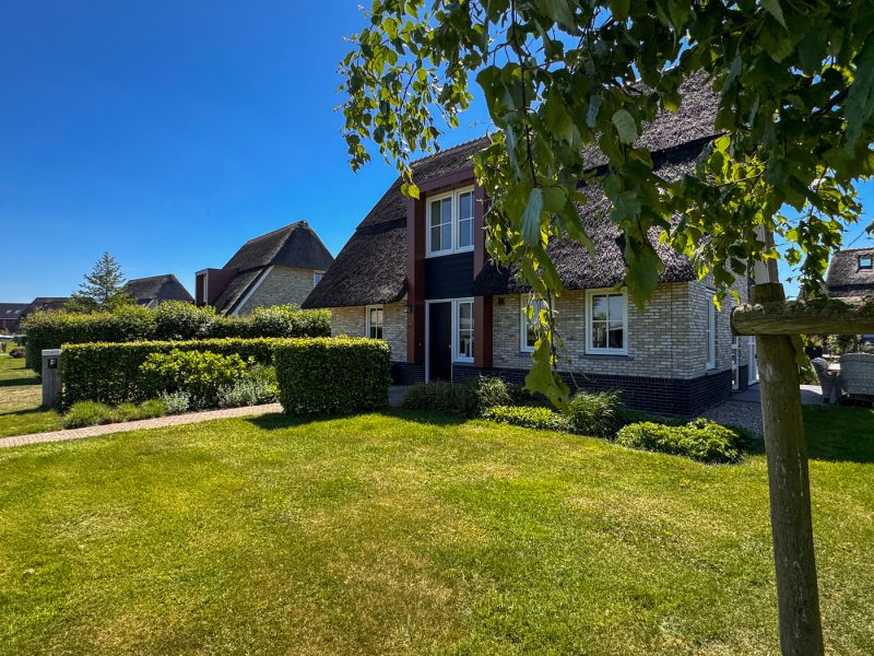 friese meren villas in delfstrahuizen premium watervilla met jacuzzi vooraanzicht