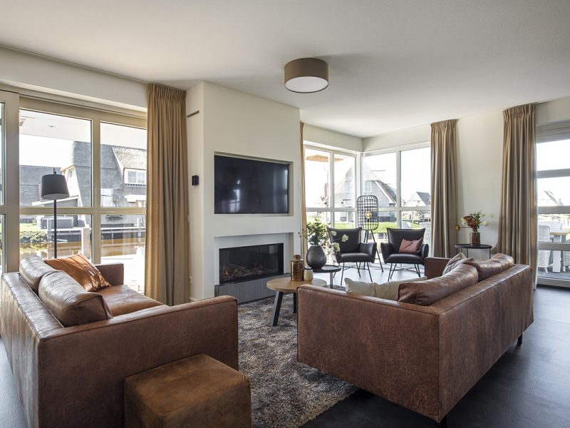 friese meren villas in delfstrahuizen premium watervilla met jacuzzi woonkamer