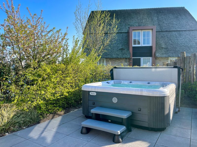 friese meren villas in delfstrahuizen op vakantiepark friese meren villas jacuzzi