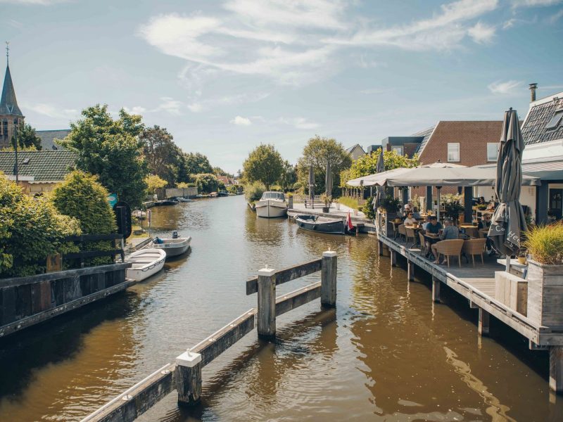 Het prachtige heeg in friesland. Vlakbij vakantiepark pharshoeke