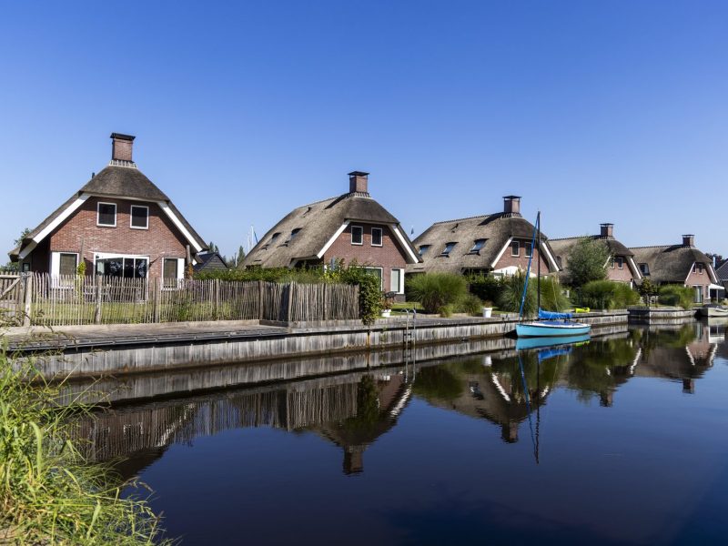 recreatiepark idskenhuizen in delfstrahuizen overzicht over het water met de huizen