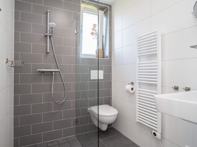 knilles 4 personen in akkrum op tusken de marren badkamer