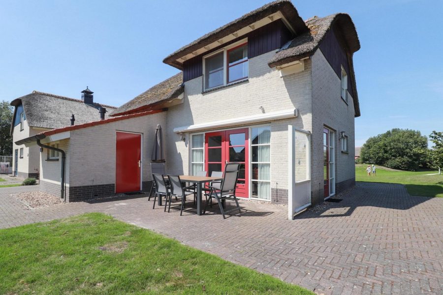 makkum beach resorts duinvilla deluxe sauna tuin