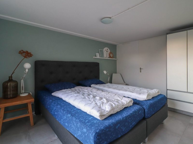 makkum beach resorts duinvilla deluxe met sauna slaapkamer