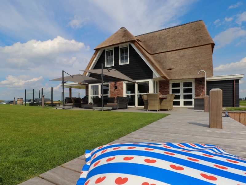 premium xl watervilla in delfstrahuizen op de friese meren villas voorkant