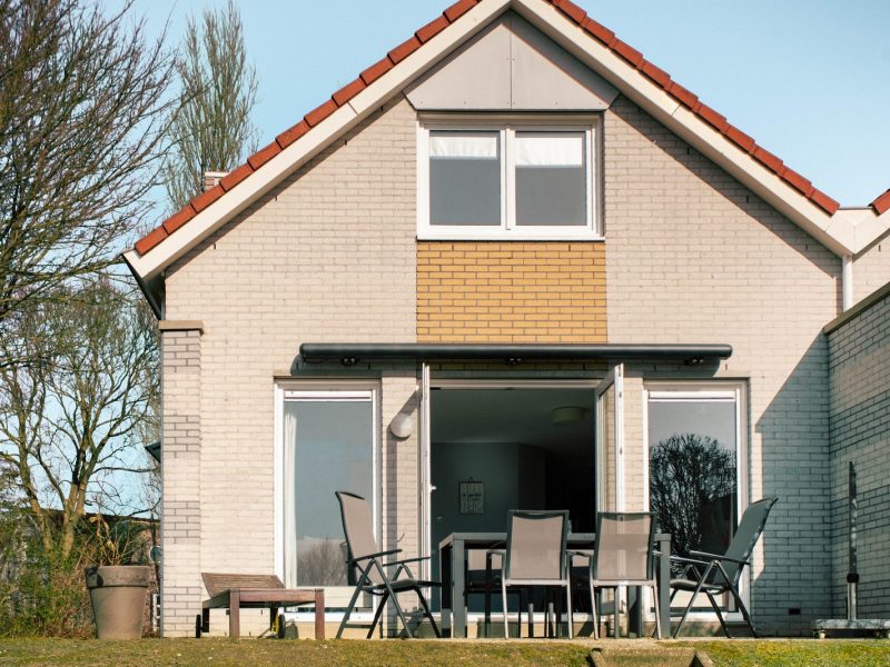 schakel bungalow 6 personen in makkum op makkum beach resort achterkant