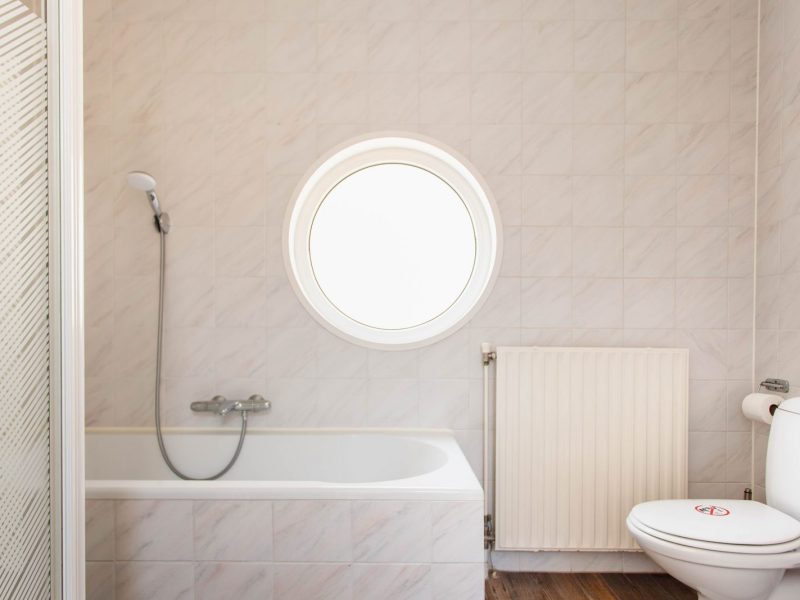 schakel bungalow 6 personen in makkum op makkum beach resort badkamer