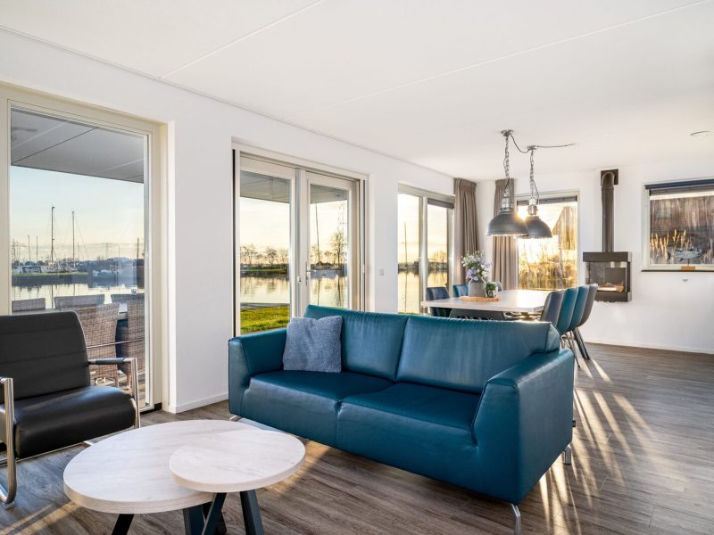 tusken de marren in akkrum sneekermeer 8 personen woonkamer