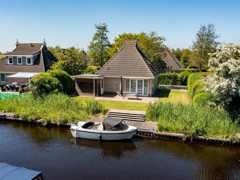 vakantiepark it wiid in earnewald wellnessbungalow 6 personen achterkant