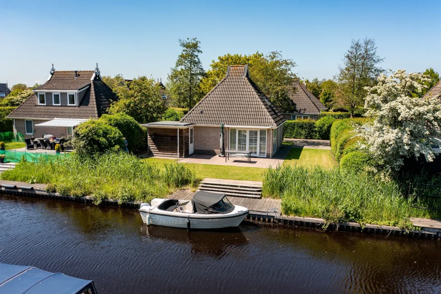 vakantiepark it wiid in earnewald wellnessbungalow 6 personen achterkant