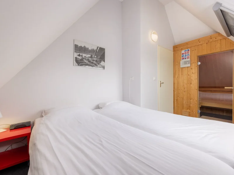 vakantiepark it wiid in earnewald wellnessbungalow 6 personen slaapkamer