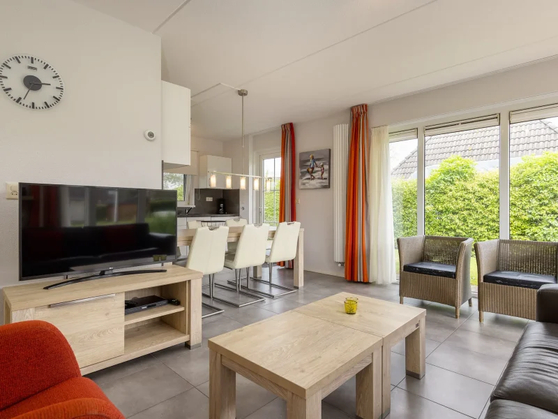 vakantiepark it wiid in earnewald wellnessbungalow 6 personen woonkamer