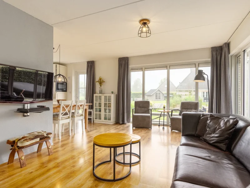 vakantiepark it wiid in earnewald waldbungalow 4 personen woonkamer