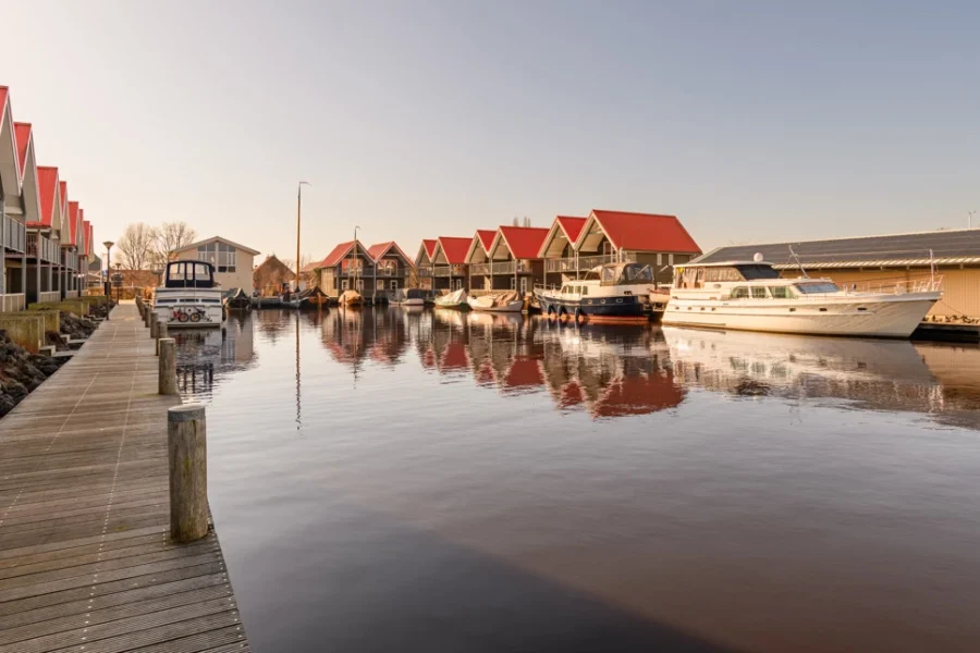 vakantiepark terherne in terherne water met boten