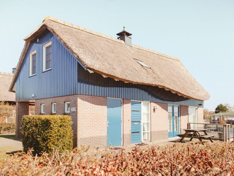 vissersvilla 6 personen in makkum op makkum beach resort achterkant