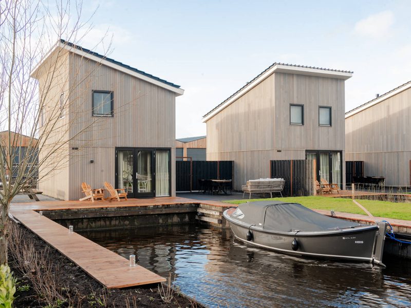 waterlodge aan het water in heeg aanlegsteiger