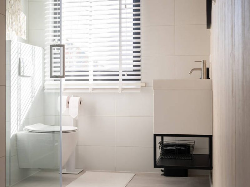 waterlodge aan het water in heeg badkamer