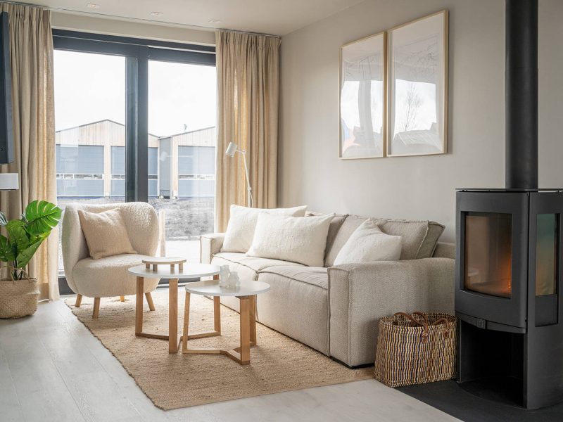 waterlodge aan het water in heeg woonkamer