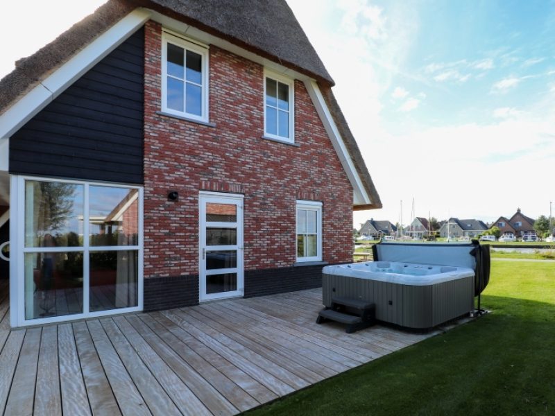 Watervilla met jacuzzi 10 personen friese meren
