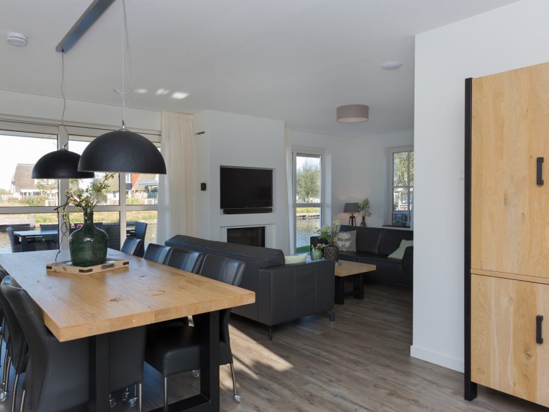 watervilla met jacuzzi 8 personen in delfstrahuizen op friese meren villas binnekant