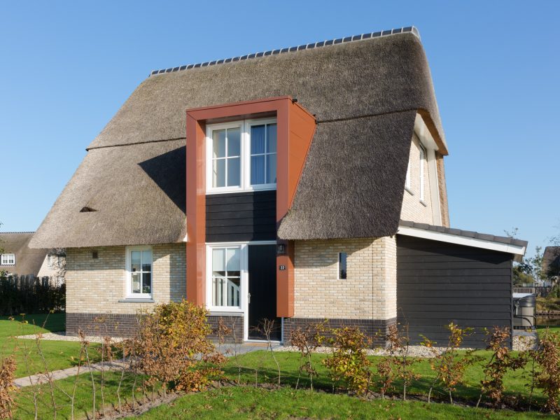 watervilla met jacuzzi 8 personen in delfstrahuizen op friese meren villas voorkant