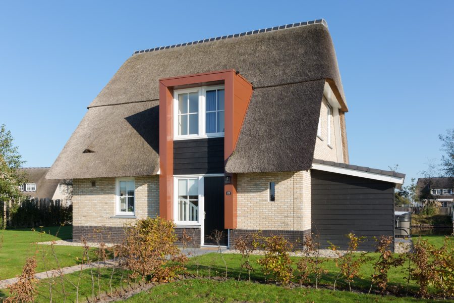watervilla met jacuzzi 8 personen in delfstrahuizen op friese meren villas voorkant