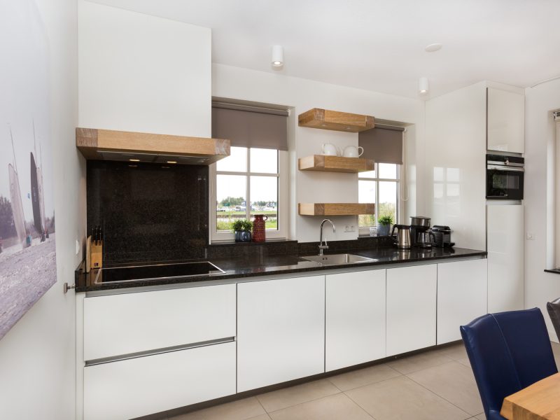 watervilla met jacuzzi in delfstrahuizen op de friese meren villas keuken