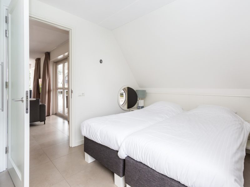 watervilla met jacuzzi in delfstrahuizen op de friese meren villas slaapkamer