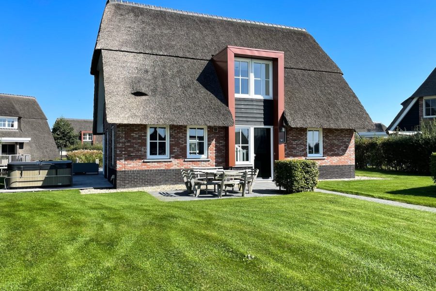watervilla met jacuzzi in delfstrahuizen op de friese meren villas voorkant