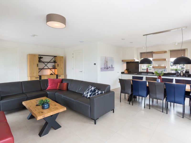 watervilla met jacuzzi in delfstrahuizen op de friese meren villas woonkamer