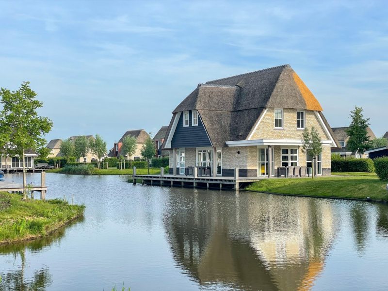wellness watervilla in delfstrahuizen op de friese meren villas achterkant