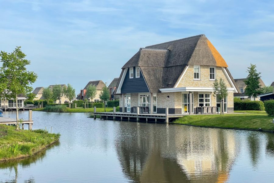 wellness watervilla in delfstrahuizen op de friese meren villas achterkant
